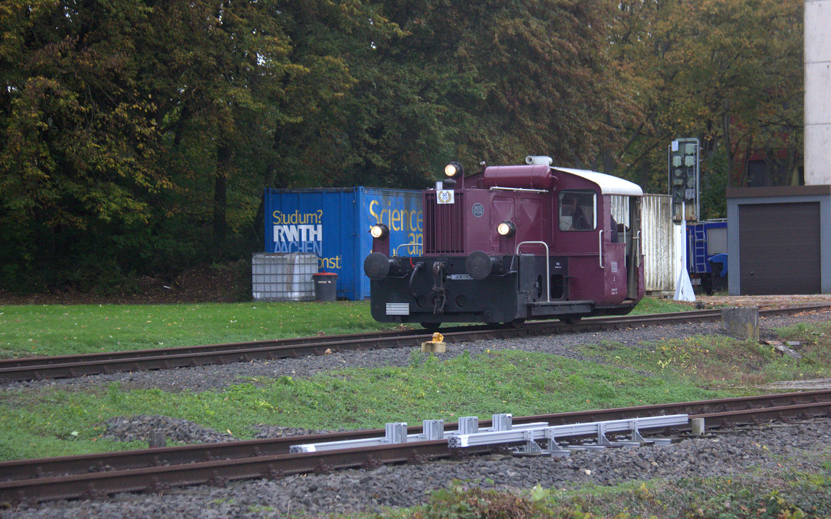 Eine Schöne alte Köf rangierlok rangiert in Aachen-West. 
Aufgenommen vom Bahnsteig in Aachen-West. 
Bei Wolken am Nachmittag vom 11.10.2019.