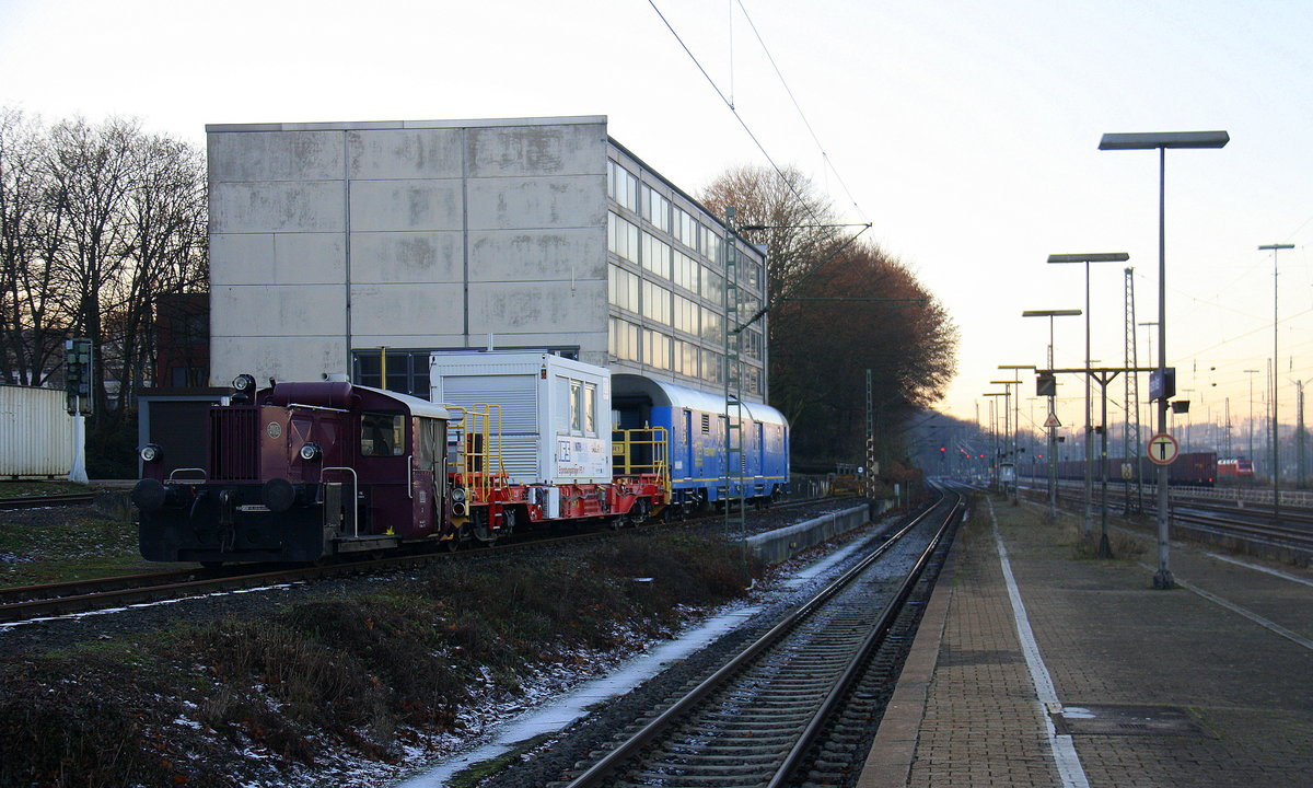 Eine Schöne alte Köf rangierlok steht inm Aachen-West.
Aufgenommen vom Bahnsteig in Aachen-West. 
Bei schönem Sonnenschein am Kalten Nachmittag vom 5.12.2016.