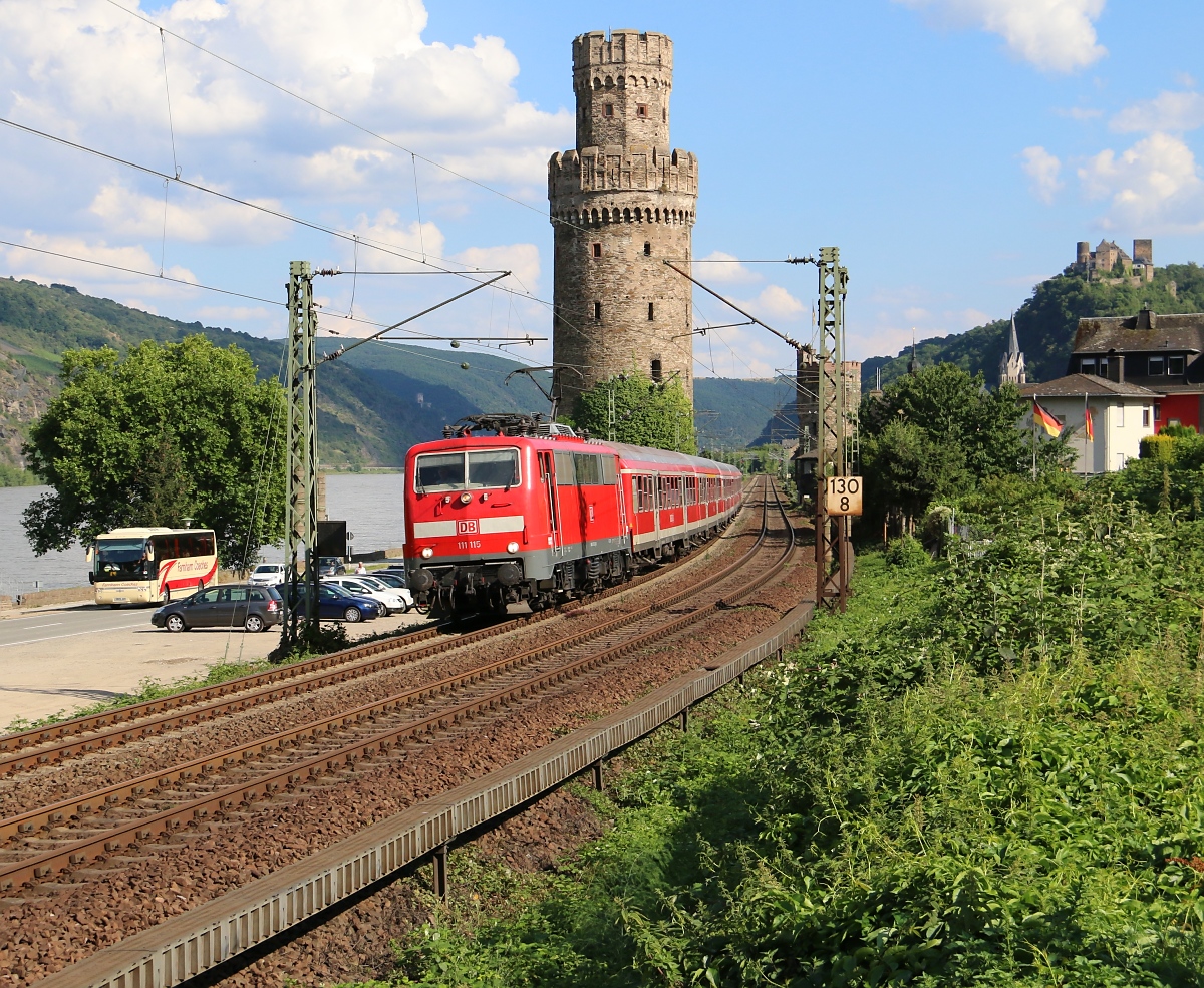 Eine schöne BR 111 (genauer: 111 115) mit N-Wagen Garnitur in Fahrtrichtung Norden. Aufgenommen in Obwerwesel am 16.07.2014.