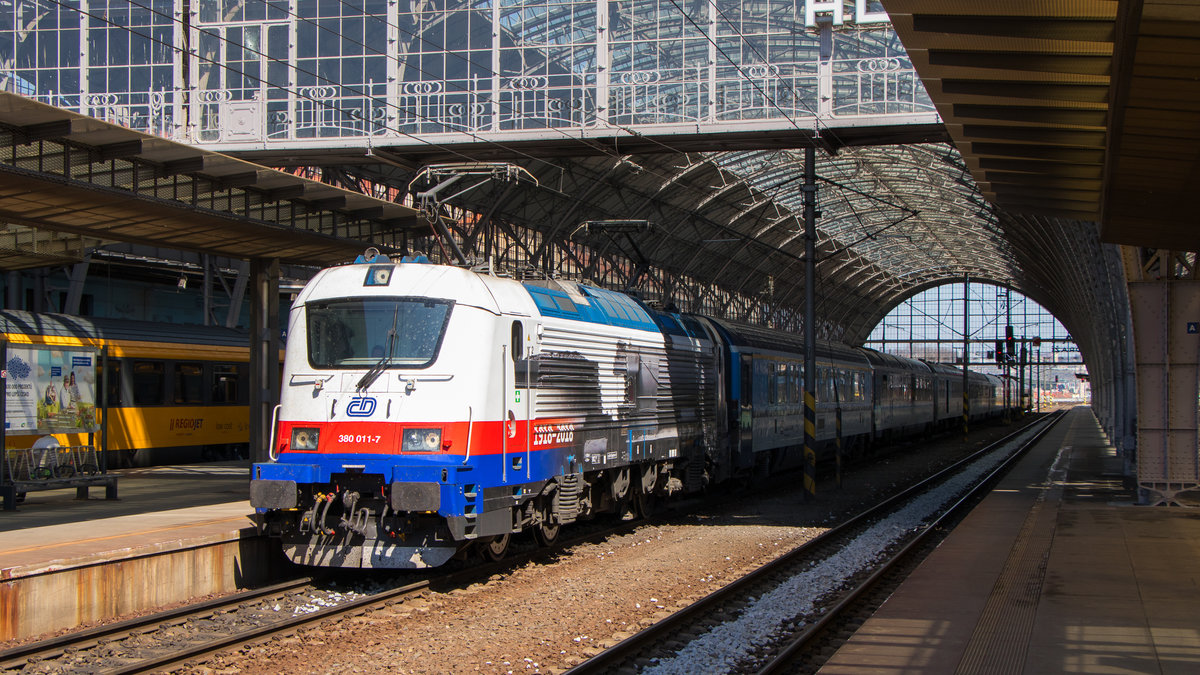 Eine schöne Lok, die 380 011-7! Interessante Farbgestaltung. Die Aufnahme wurde in Prag (hl.n.) getätigt, am 19. April 2019. 