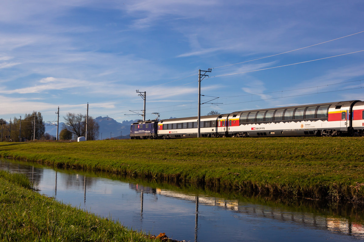 Eine schöne Spiegelung brachte  421 317-6 mit dem EuroCity EC 196 bei Lustenau. 15.11.20