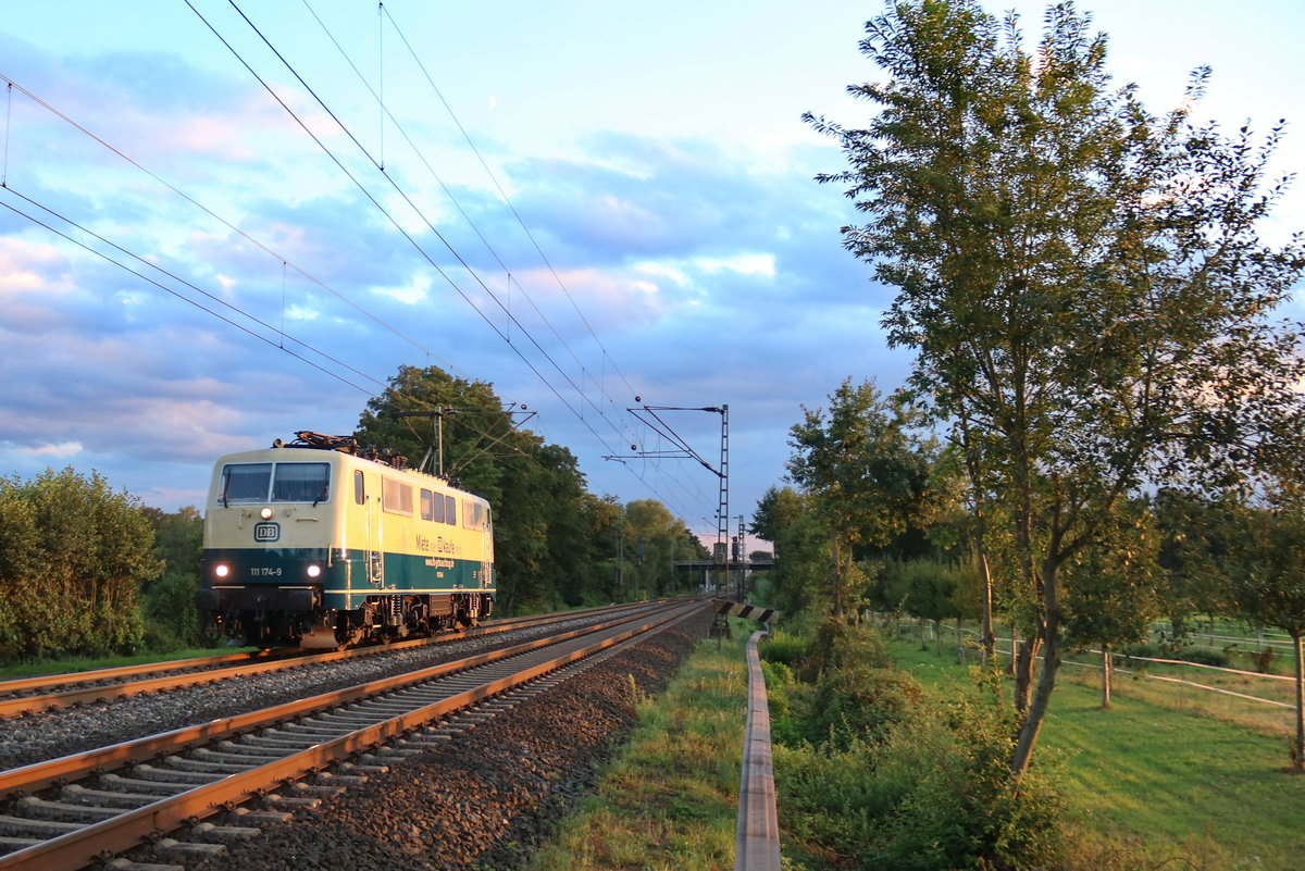 Eine der schönsten Elfer die aktuell in NRW unterwegs sind, 111 174 im klassischen blau-beige. Am Abend des 24.8.2020 machte sie sich auf den Weg vom Düsseldorfer Abstellbahnhof nach Münster.  Im bestern Abendlicht erreichte die Schnellzuglok Sythen wo diese Aufnahme entstand