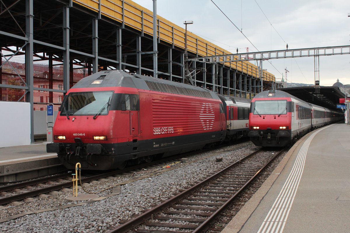 Eine der Schönsten Loks der SBB ist die Re460.
Am 27.10.2017 wartet Re460 046 mit dem EC8 auf die Abfahrt Richtung Hamburg wärend der RE2366 geschoben von Re460 115 Zürich HB in Richtung Bern verlässt.
