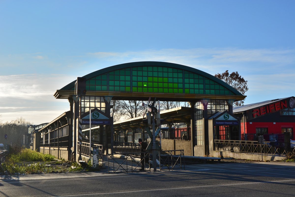 Eine der schönsten S-Bahn Stationen liegt weit ab vom Zentrum Berlins. Der S-Bahnhof Buckauer Chaussee wurde wie viele U-Bahnhöfe von Rainer G. Rümmler designt. Er designte den heutigen Torbogen der Station.

Berlin Marienfelde 08.01.2018