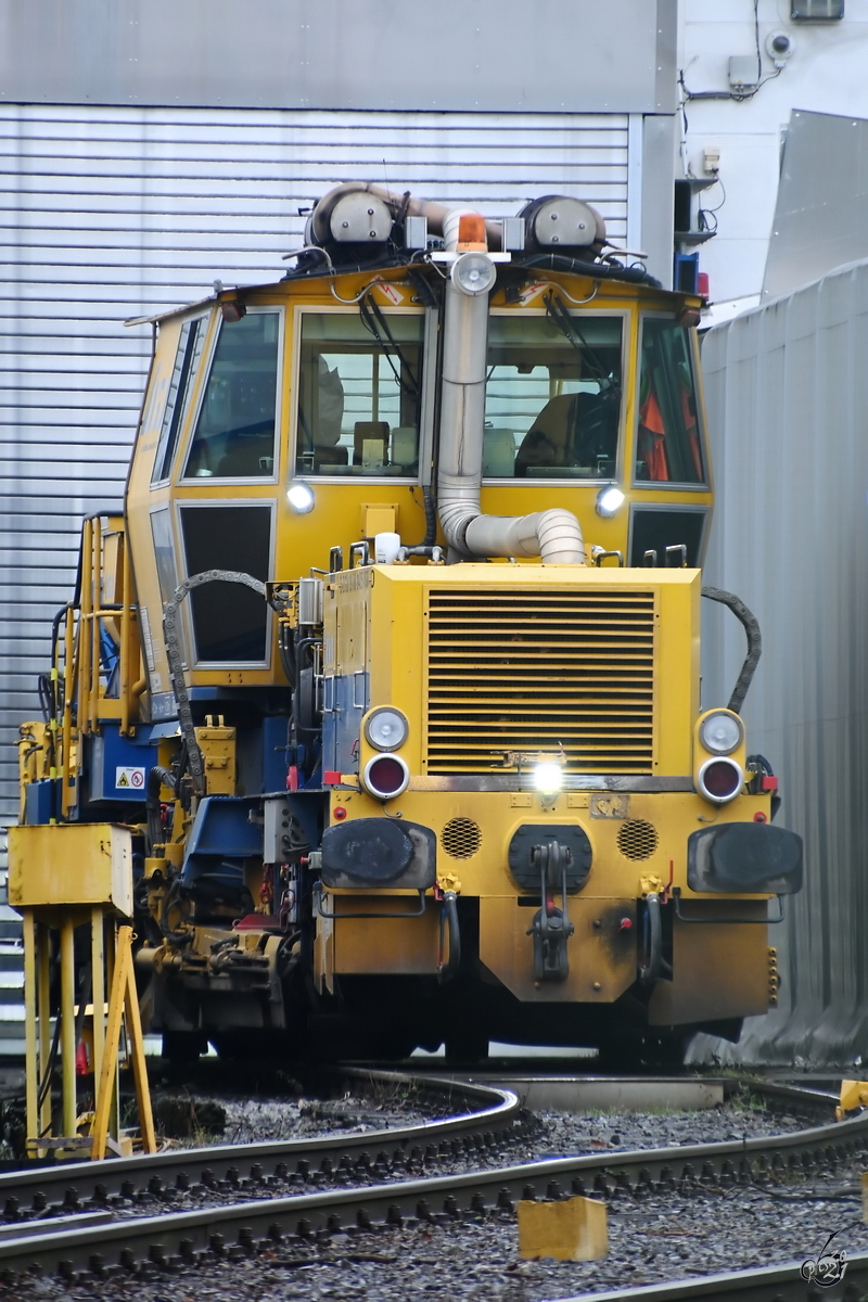 Eine Schotterplaniermaschine (SSP 110 SW ?) von Plasser & Theurer war auf dem Gelände der Westfälische Lokomotiv Fabrik Karl Reuschling zu sehen. (Hattingen, Januar 2021)