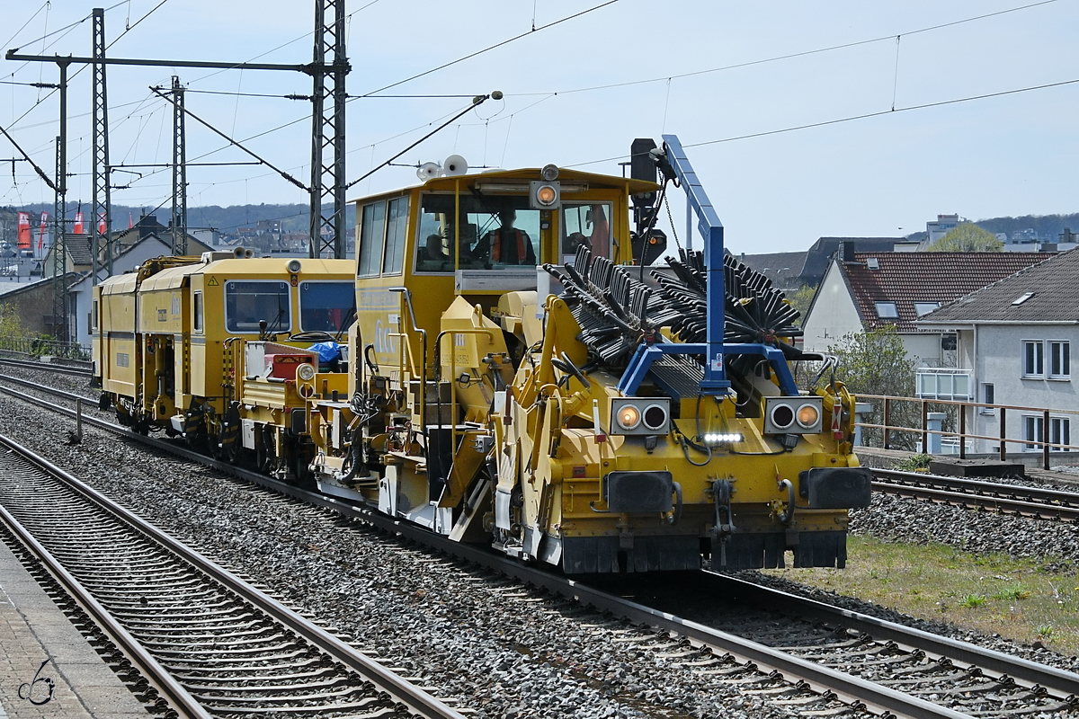 Eine Schotterplaniermaschine SSP 110 SW & eine Weichenstopfmaschine UNIMAT 08-275 3SY der Deutschen Gleisbau Union Ende April 2021 bei der Durchfahrt in Wuppertal-Unterbarmen.