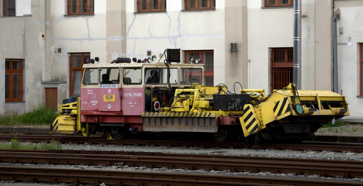 Eine Schotterprofiliermaschine in Liberec. PVSL 71-761 30.05.2014  13:36 Uhr.