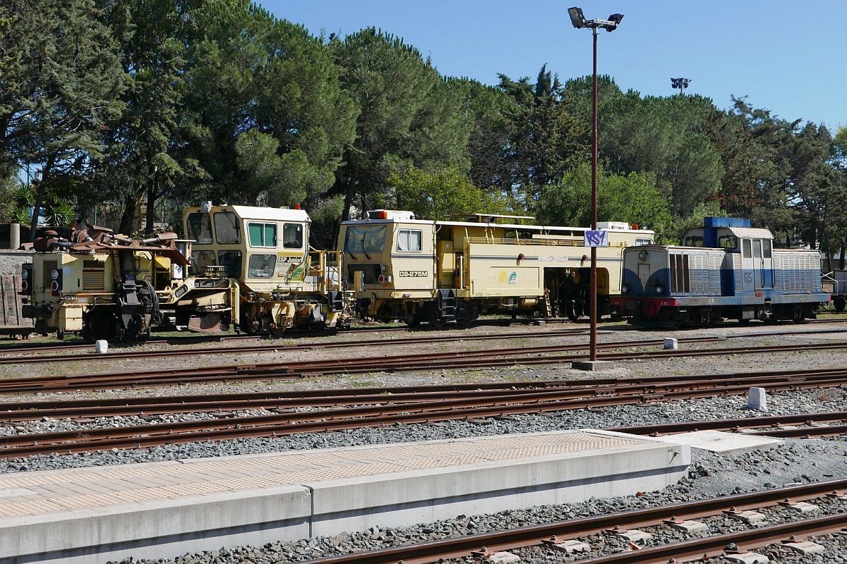 Eine Schotterverteil-/Planiermaschine und Stopfmaschine von Plasser & Theurer für die 950 mm Spur und LDe 616 am 01.10.2019 in Mandas.