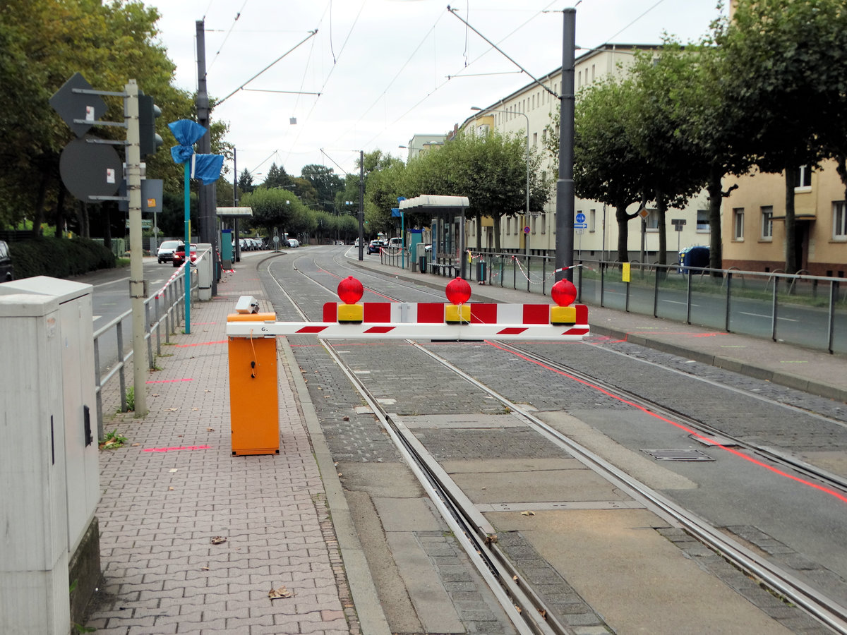 Eine Schranke steht am 13.10.16 in Frankfurt Marbachweg/Eckenheimer Landstraße für die U5 Wagen. Ihren Zeck hat Sie da sich in der Kurve an dieser Stelle die U5 Wagen nicht begegnen dürfen, da es sonst zu einen Unfall kommen würde. ab den 17.10.16 werden die Bauarbeiten beginnen an dieser Stelle damit ab den 02.11.16 die Gleise weiter auseinander sind damit Sie die U5 Wagen dort auch begegnen können.