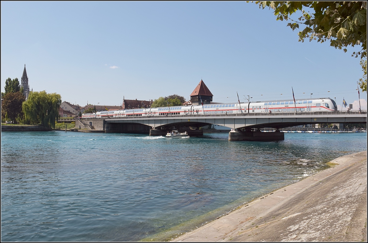 Eine Schwalbe macht noch keinen Sommer, aber 147 557 zeigt sich schon zum zweiten Mal in Konstanz mit dem schweizgängigen Dostopark. Hier zurück nach Karlsruhe auf der Rheinbrücke, August 2018.