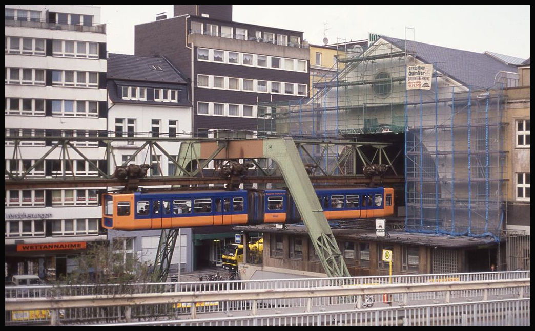 Eine Schwebebahn verlässt hier am 24.3.1993 in Wuppertal Elberfeld die Station in Richtung Vohwinkel.