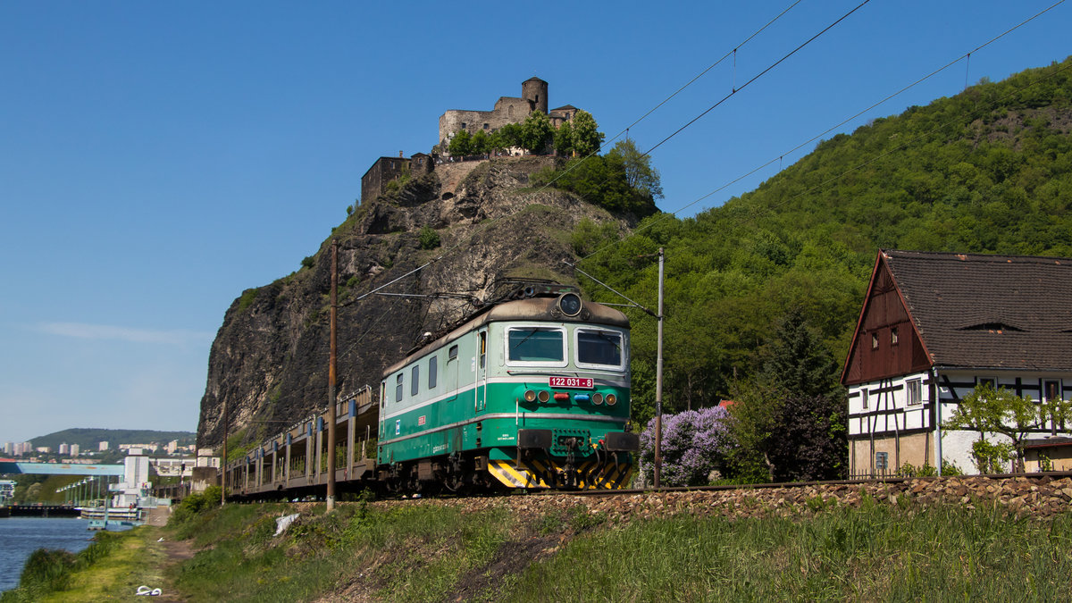 Eine schwere Entscheidung, aber am 5. Mai 2018 war für den Fotografen dieses Bild das Bild des Tages! Altfarbene Baureihe 122, super Wetter, tolle Burg, tolles Fachwerkhaus und ganz viel Gemüse runden das Bild ab! :) 
Danke Usti nad Labem. 122 031-8 in Aktion mit einem leeren Autozug. 