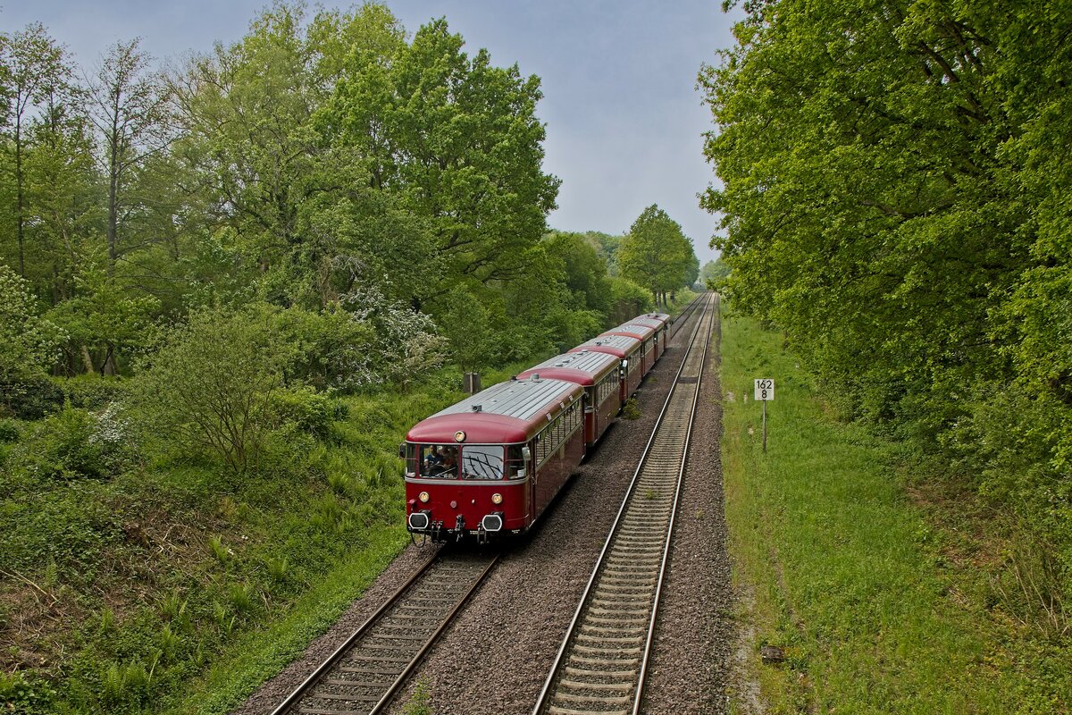 Eine Sechsteilige Schienenbus-Garnitur auf einer Sonderfahrt der AKE ins Hönnetal passiert den ehemaligen Rangierbahnhof Geisecke (21.05.2023) 