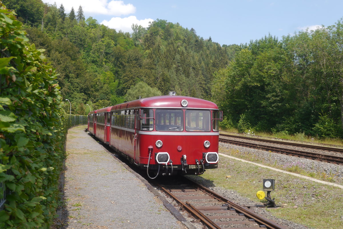 Eine sechsteilige Schienenbusgarnitur, geführt von 796 784, wartet im hinteren Teil des ehemaligen Bw Gerolstein auf ihren nächsten Einsatz (15.7.18).