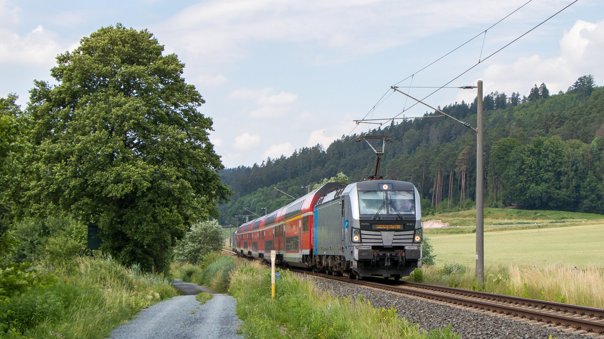 Eine sehr gewöhnungsbedürftige Fuhre war am 22. Juni 2019 in der nähe von Mönchröden zu beobachten. 193 805-9 auf dem Weg nach Sonneberg. 