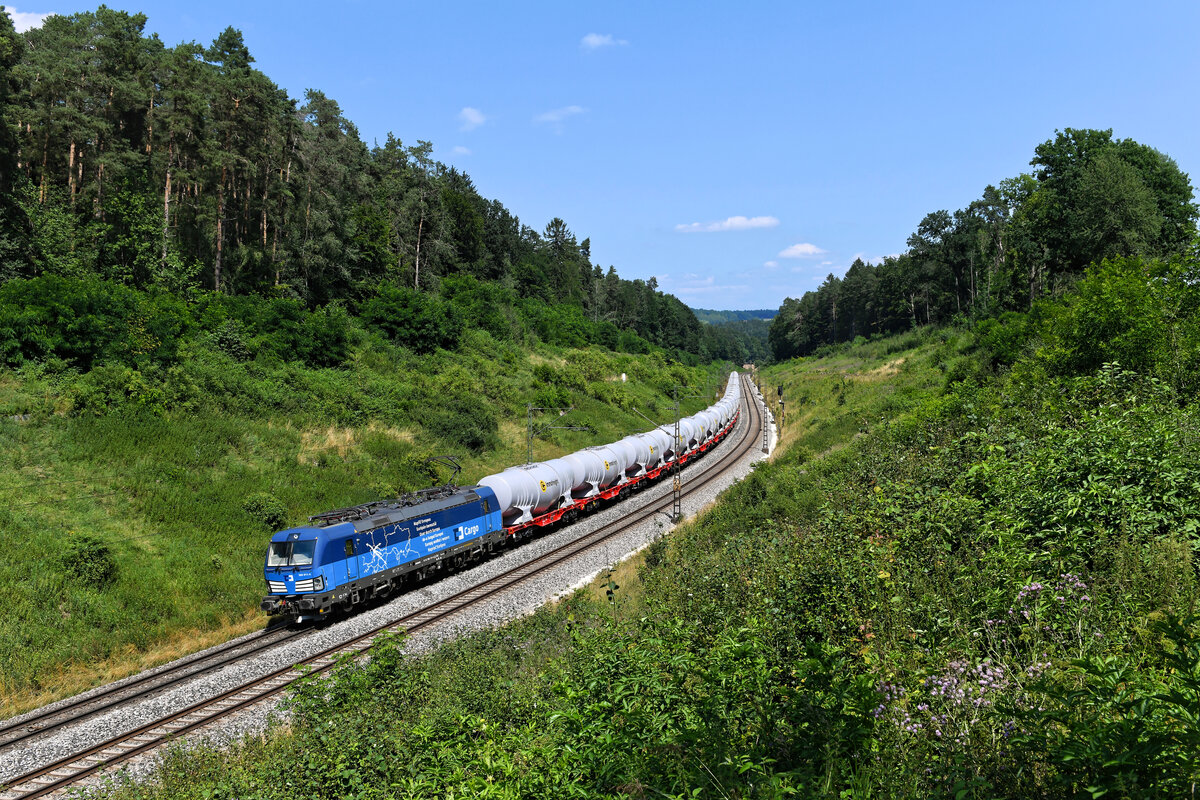 Eine sehr interessante Leistung ließ sich am 21. Juli 2021 bei Sinngrün beobachten. Die 383 011 von ČD Cargo beförderte einen DGS 41896 von Maribor nach Bebra Rbf. Dabei handelte es sich um fabrikneue Waggons des Typs Sggrrs für den Transportlogistiker Innofreight. Beladen waren diese mit sogenannten SurfaceWaterTanks, die zur Beförderung von mit Salzen verunreinigtem Oberflächenwässer dienen. Bis zu 62.000 Liter fasst einer dieser Container. Zum Einsatz kommen werden diese hochmodernen Wagen bei den unter den Eisenbahnfreunden Westdeutschlands wohlbekannten  Laugenzügen .