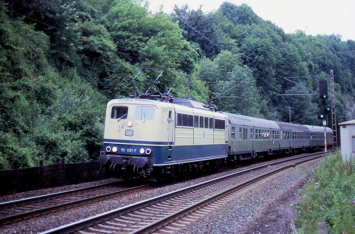 Eine sehr selten zu beobachtende Kombination war die Bespannung des Nahverkehrs zwischen Osnabrück und Münster mit der Baureihe 151. Am 24.7.1987 erwischte ich 
151081 vor den Silberlingen nach Münster am südlichen Tunneleinschnitt in Lengerich.