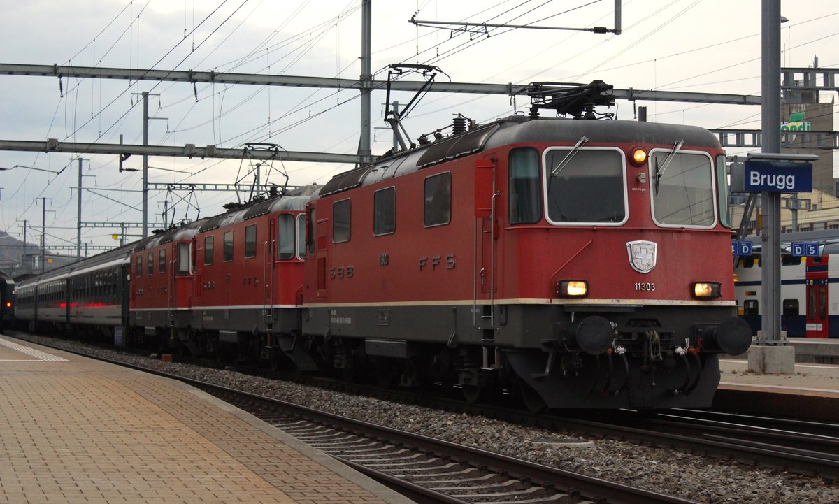 Eine sehr seltene Dreifachtraktion mit den Loks SBB Re 4/4 II Nr. 11303, SBB Re 4/4 II Nr. 11152 und SBB Re 4/4 II Nr. 11155 vorgespannt vor einem IR von Zürich HB nach Basel SBB kommt im Bild auf Gleis 2 im Bahnhof Brugg an. Links im Bild sieht man noch den IR von Basel SBB nach Zürich HB vorgespannt mit eine Doppeltraktion von SBB Re 4/4 II welches gerade abfährt. Es sollte eigentlich mein Zug zum HB Zürich sein, aber eine Dreifachtraktion durfte ich nicht einfach so bewusst mitansehen wie er mir vorbeifuhr... So hatte ich mit Absicht meinen Zug verpasst. Freitag, 20. Oktober 2017