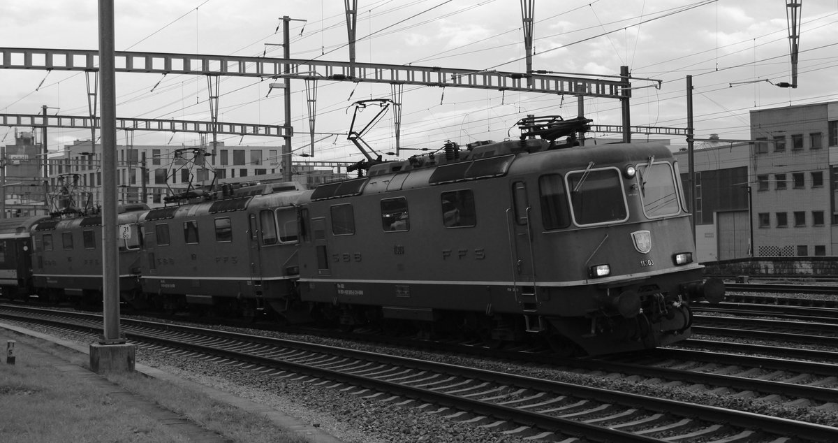 Eine sehr seltene Dreifachtraktion mit den Loks SBB Re 4/4 II Nr. 11303, SBB Re 4/4 II Nr. 11152 und SBB Re 4/4 II Nr. 11155 vorgespannt vor einem IR von Zürich HB nach Basel SBB fährt im Bild auf Gleis 2 im Bahnhof Brugg ab. 