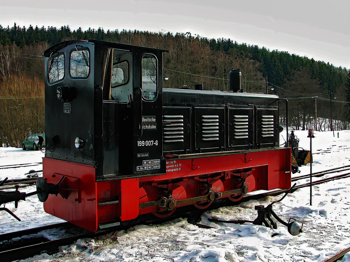 Eine Seitenansicht der Schmalspur3lok 199 007 am 05.02.2005 in Jöhstadt.