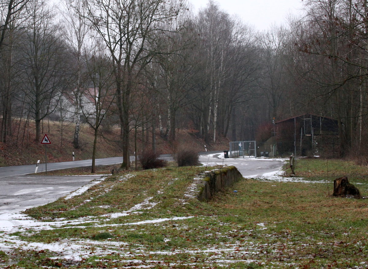 Eine Seitenrampe in Niederreinsberg. Schon lange stillgelegte  Strecke  164h.
02.02.2019 11:34 Uhr.