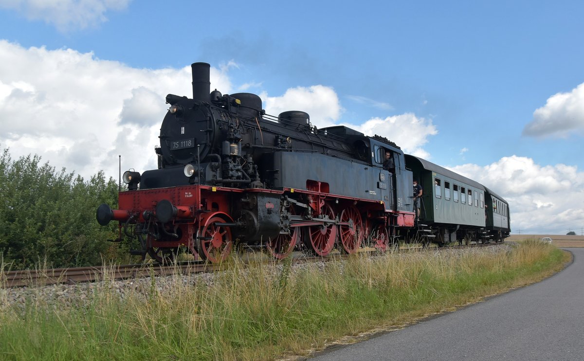 Eine seitlichere Ansicht der 75 1118 vom Sonntagmorgen als sie ihre erste Fahrt von Hüffenhardt nach Neckarbischofsheim absolvierte. 26.7.2020