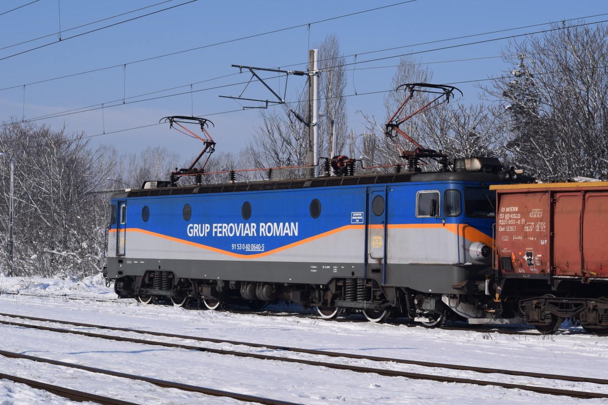 Eine Seltene Ansicht auf rumnischen Eisenbahnen. E-Lok 40-0640-5 wartet am 24.01.2016 mit einem schweren Altmetallzug im Bahnhof Bucurestii Baneasa auf grnes Licht. Das seltene am Bild ist die Tatsache, dass beide Stromabnehmer hoch sind. 