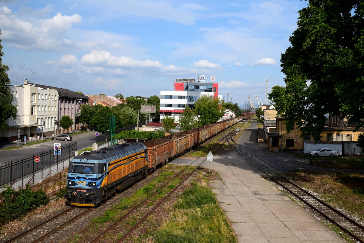 Eine seltene Gast in Komárno-Hafen: Die 753 610-er  Bizon  mit einem Leerzug im Abendlicht. Im Hintergrund kann man die neues Bürogebäude zu sehen.
Komárno, 04.06.2020.