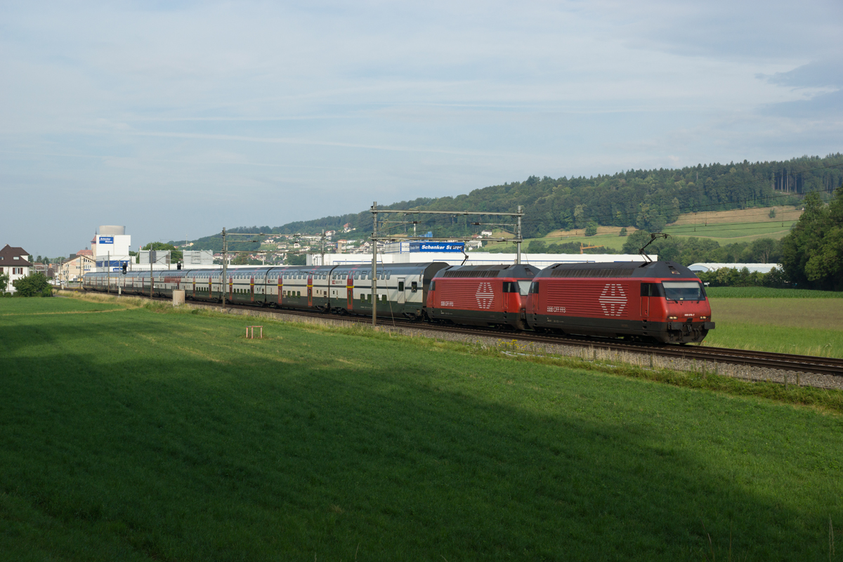 Eine seltene Re 460-Doppeltraktion konnte ich am Morgen des 28.06.2014 aufnehmen: Re 460 079-9 und Re 460 040-9 mit dem IC 711 bei Schönenwerd.