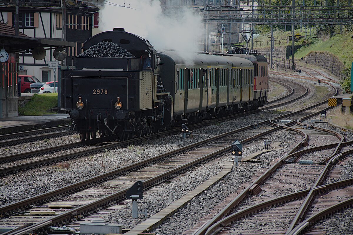 Eine seltsame Komposition hat SBB Historic am 14.09.2025 auf die Strecke geschickt. Eine    C 5/6 mit Leichtstahlwagen und eine Re 6/6 als Bremslok für die Talfahrt von Göschenen nach Erstfeld. Aufgenommen hab ich das Bild im Bahnhof Gurtnellen vom Fahrweg zum ehemaligen Güterschuppen aus.