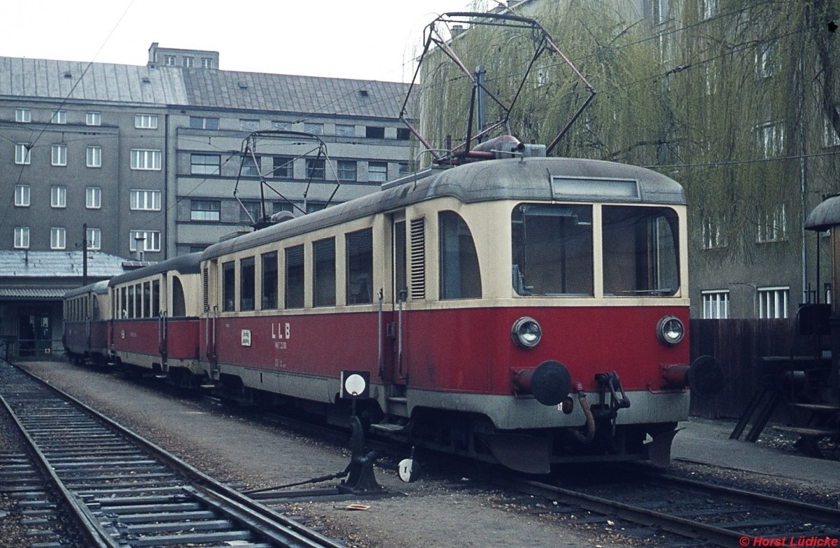 Eine SGP-Garnitur der Linzer Lokalbahn steht Anfang April 1975 abfahrbereit im Linzer Lokalbahnhof