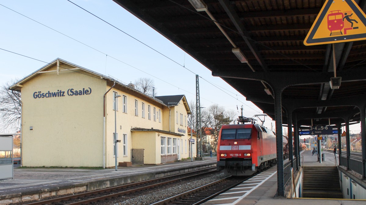 Eine Siemens ES64F (BR 152) mit Güterzug bei der Durchfahrt durch Jena-Göschwitz.