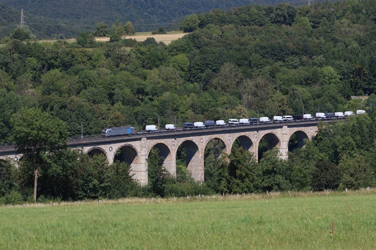 Eine Siemens Vectron überquert den Altenbekener Viadukt mit neuen Fiat Ducatos am 12.8.2026 in Richtung Paderborn