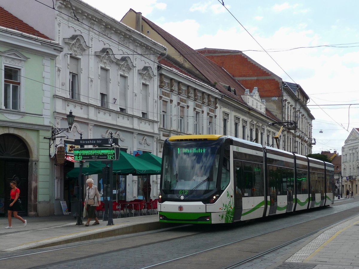 Eine Skoda-Tram in der Altstadt von Miskolc, 10.7.16