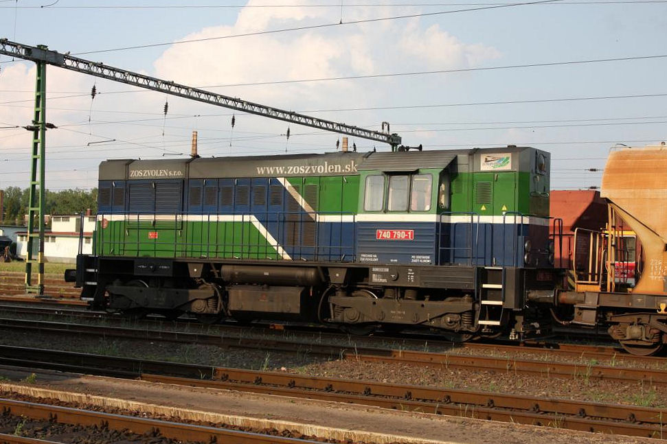 Eine slovakische 740 tief in Ungarn!
Am 18.5.2011 kam mir im Bahnhof Nagykanizsa die 740790 von ZOS ZVOLEN vor die
Linse. Die Lok bespannte einen Güterzug in Richtung Balaton.