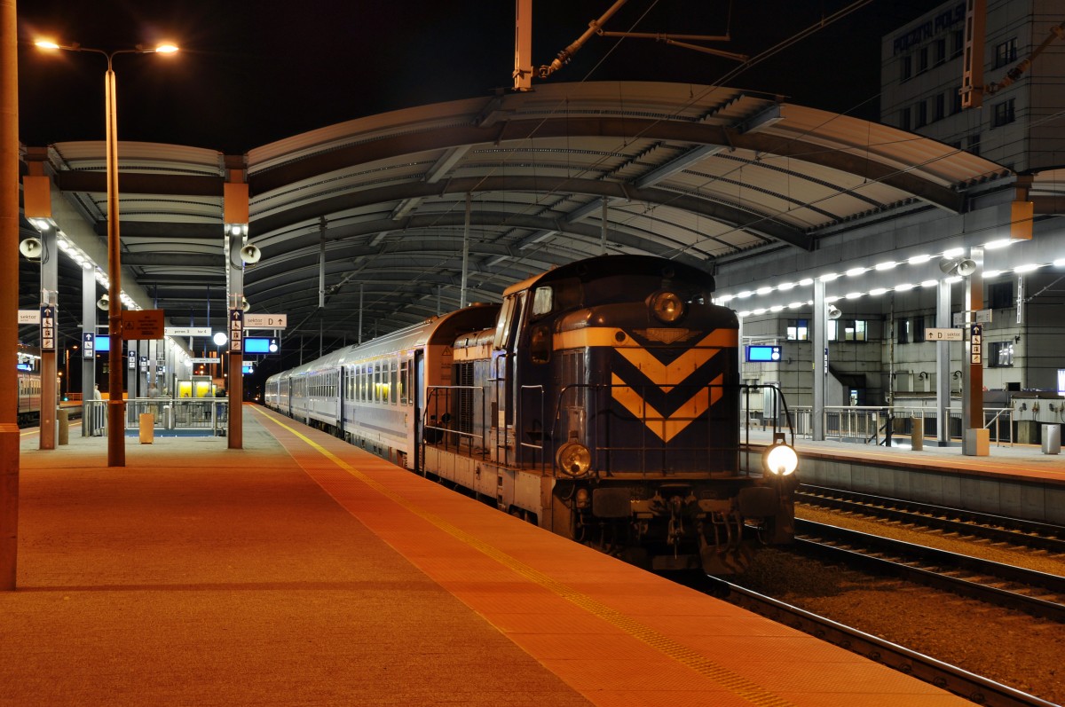 Eine SM42 stellt gerade einen IC an den Bahnsteig bereit die Zuglok fhrt wenige Minuten spter dran (29.10.2013)