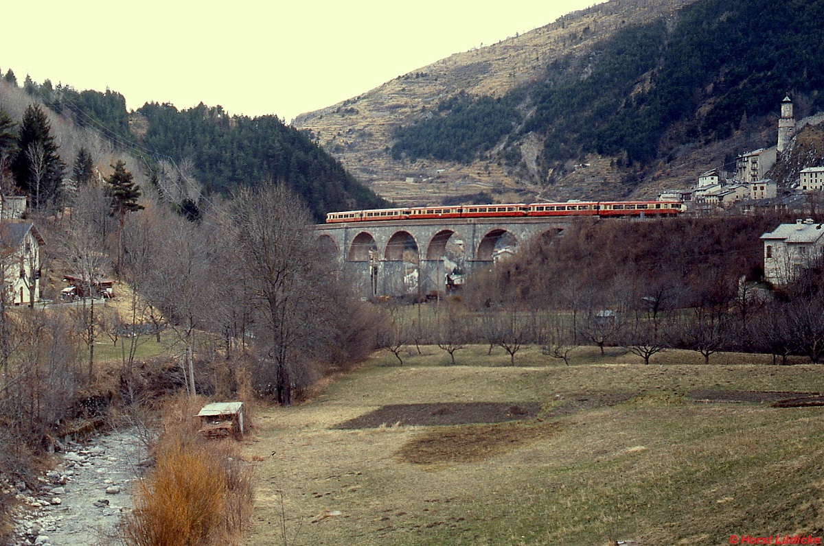 Eine SNCF-X 4500-Dreifachtraktion im März 1987 auf dem Viaduc de Tende
