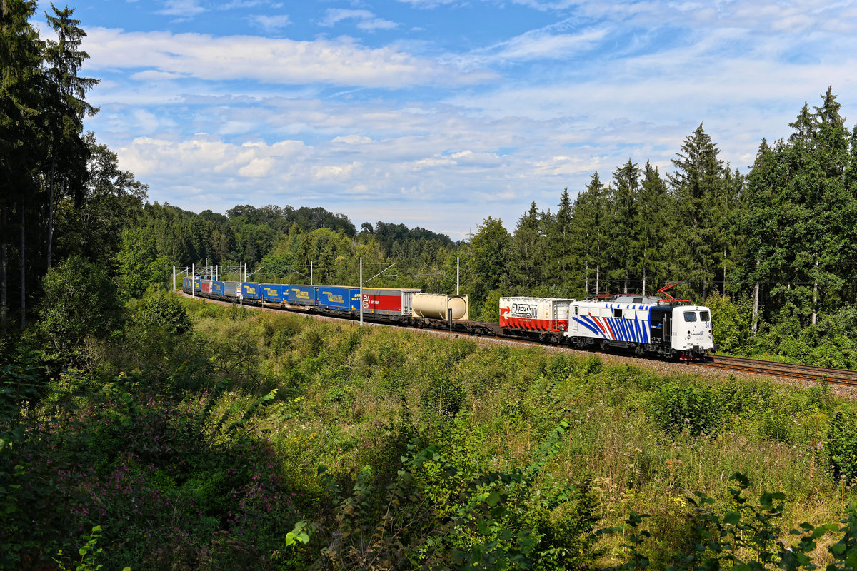Eine sonderbare Wetterlage gab es am 05. September 2020 zu beobachten. Ein Wolkenfeld hielt sich hartnäckig und bewegungslos im Alpenvorland, zwischen Aßling und Großkarolinenfeld war der Himmel jedoch unbedeckt. An diesem Tage beförderte das Lokomotion-Zebra 139 311 den DGS 43115 zwischen München Ost Rbf und Kufstein. Bei Lorenzenberg konnte ich das Unikat mit den zwei roten Streifen vor dem gut ausgelasteten KLV-Zug fotografieren. 