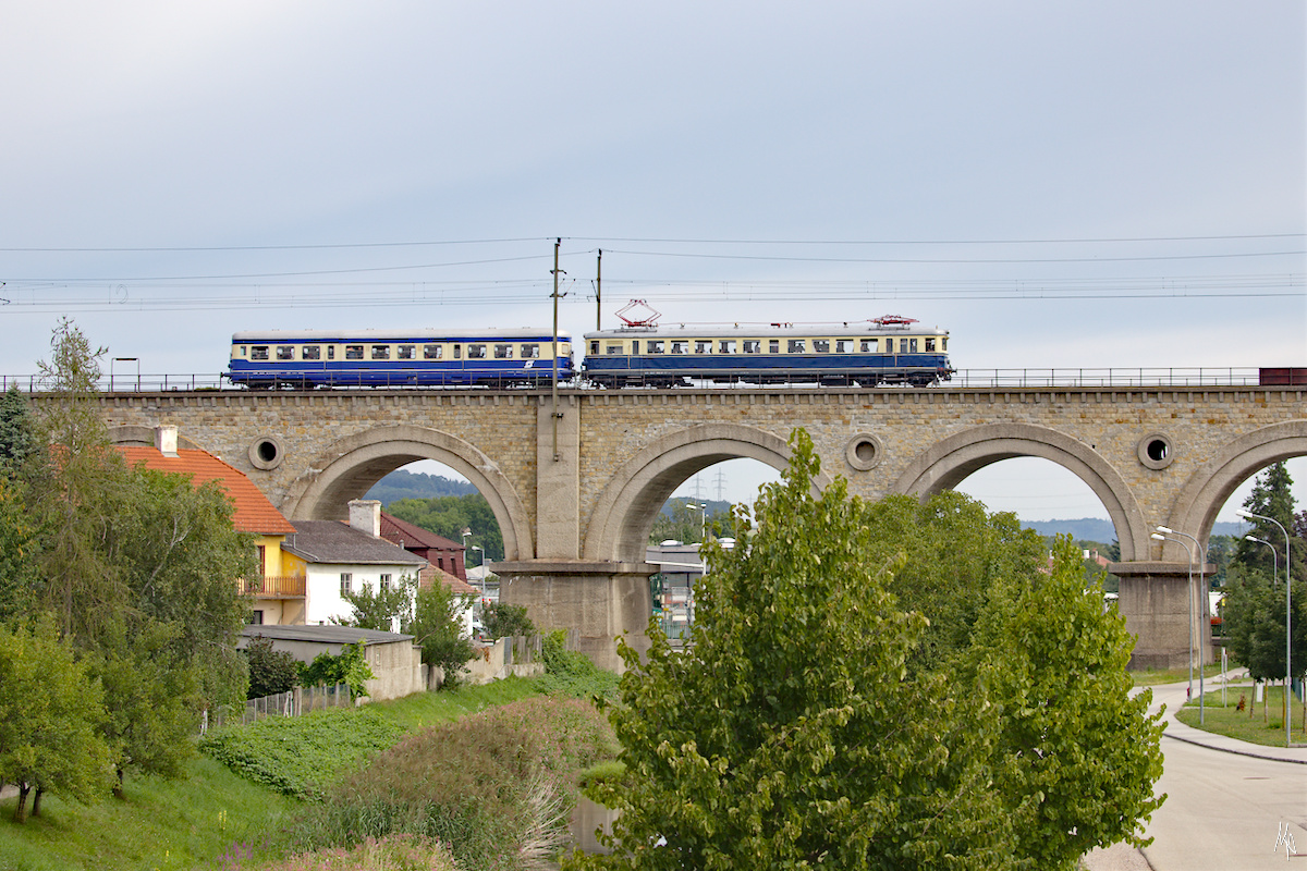 Eine Sonderfahrt brachte den vorbildlich restaurierten Treibwagen 4242.01 am 17.08.2019 auf die Westbahnstrecke. Im Bild ist der Triebwagen mit einem Triebwagenanhänger, der eigentlich zur Baureihe 5046 gehört, am bekannten Viadukt bei Neulengbach zu sehen.