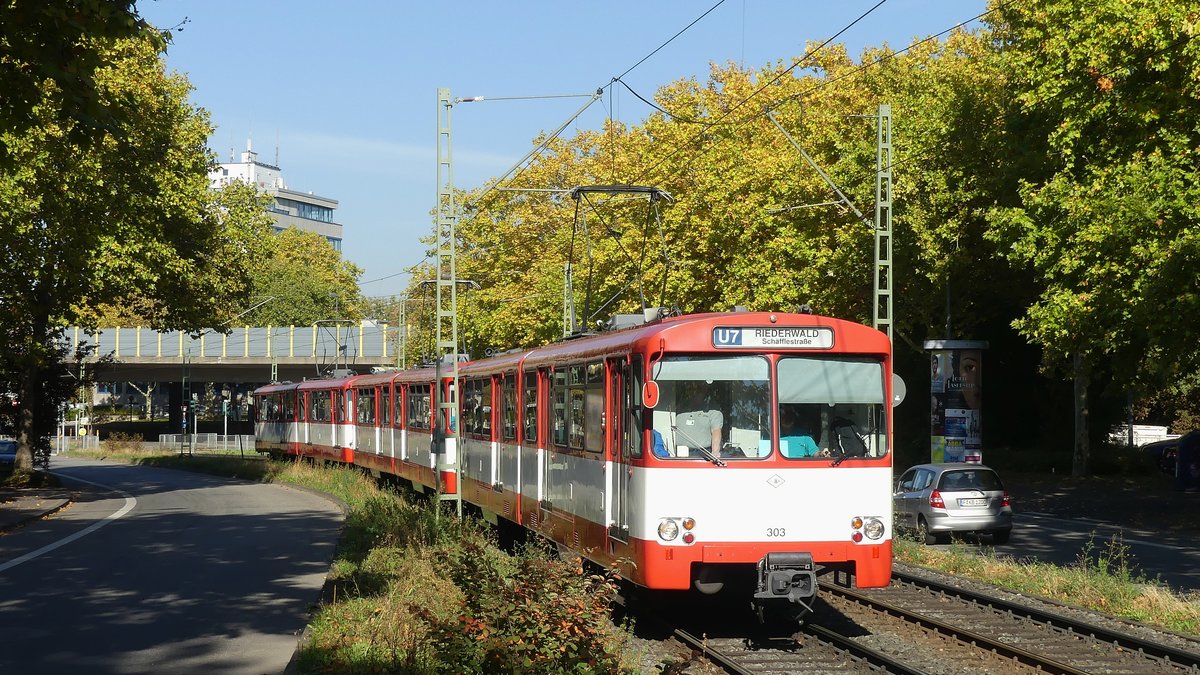 Eine Sonderfahrt mit U2-Triebwagen erreicht die Station Große Nelkenstraße. Aufgenommen am 13.10.2018 11:32