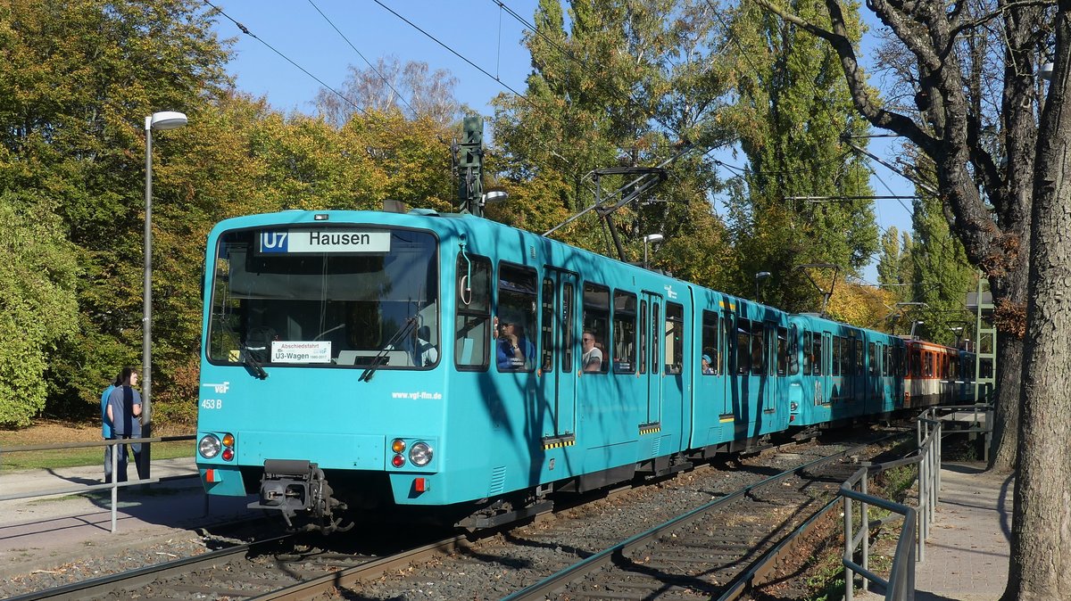 Eine Sonderfahrt nach Hausen verlässt die Station Schäfflestraße. Aufgenommen am 13.10.2018 15:44