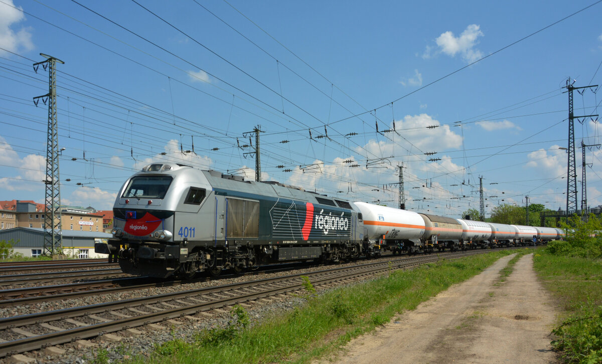 Eine spanische Französin in Deutschland: Die EURO 4000 (4011) von régionéo kommt am 09. Mai 2022 geräuschvoll mit Gaskesselwagen aus Richtung Treuchtlingen durch Würzburg.