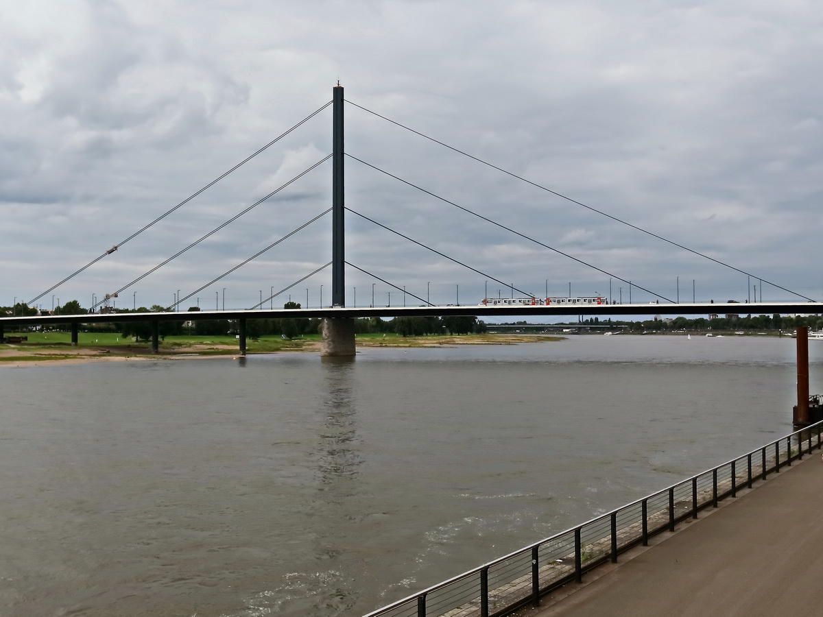 Eine Stadtbahn überquert die  Oberkasseler Brücke in Düsseldorf am 28. Juli 2017.