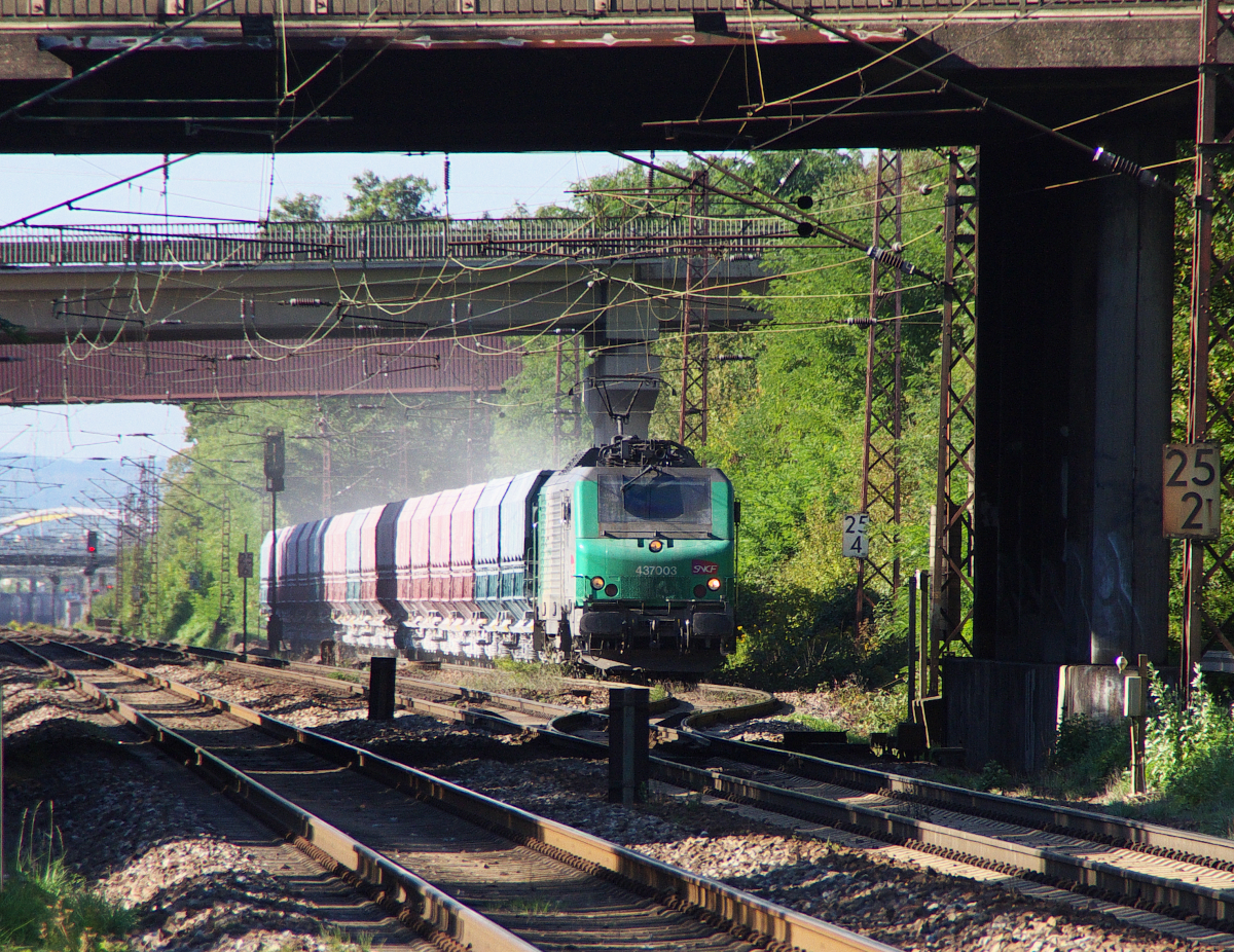 Eine staubige Angelegenheit war die Annäherung und Vorbeifahrt des leeren Kalkzuges nach Frankreich aus der Dillinger Hütte. SNCF 4 37003 holt Nachschub für die Hochöfen in Dillingen. Bahnstrecke 3215 Dillingen Süd - Dillingen Ost am 29.09.2015