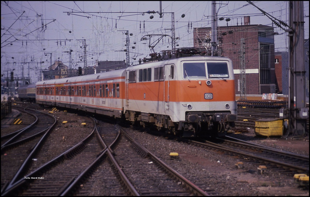 Eine stilreine S-Bahn, Linie S 11 nach Bergisch Gladbach, fährt mit Zuglok 111182 am 26.4.1990 um 14.13 Uhr in den HBF Köln ein.