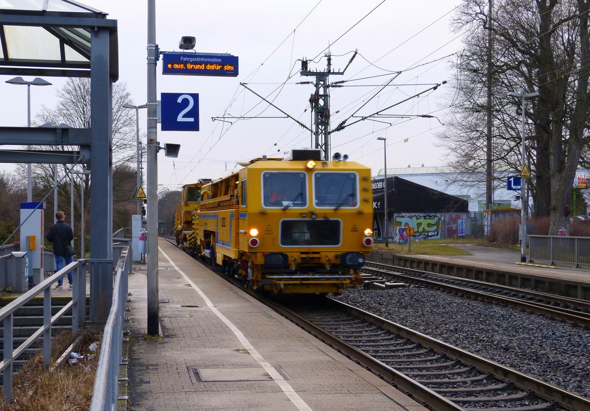 Eine Stopfmaschine von DB Netz Instandhaltung kommt die Kohlscheider-Rampe hoch aus Herzogenrath nach Aachen-West und fährt durch Kohlscheid in Richtung  Richterich,Laurensberg,Aachen-West.
Aufgenommen vom Bahnsteig 2 in Kohlscheid.
Bei Regenwetter am Abend vom 10.3.2018.