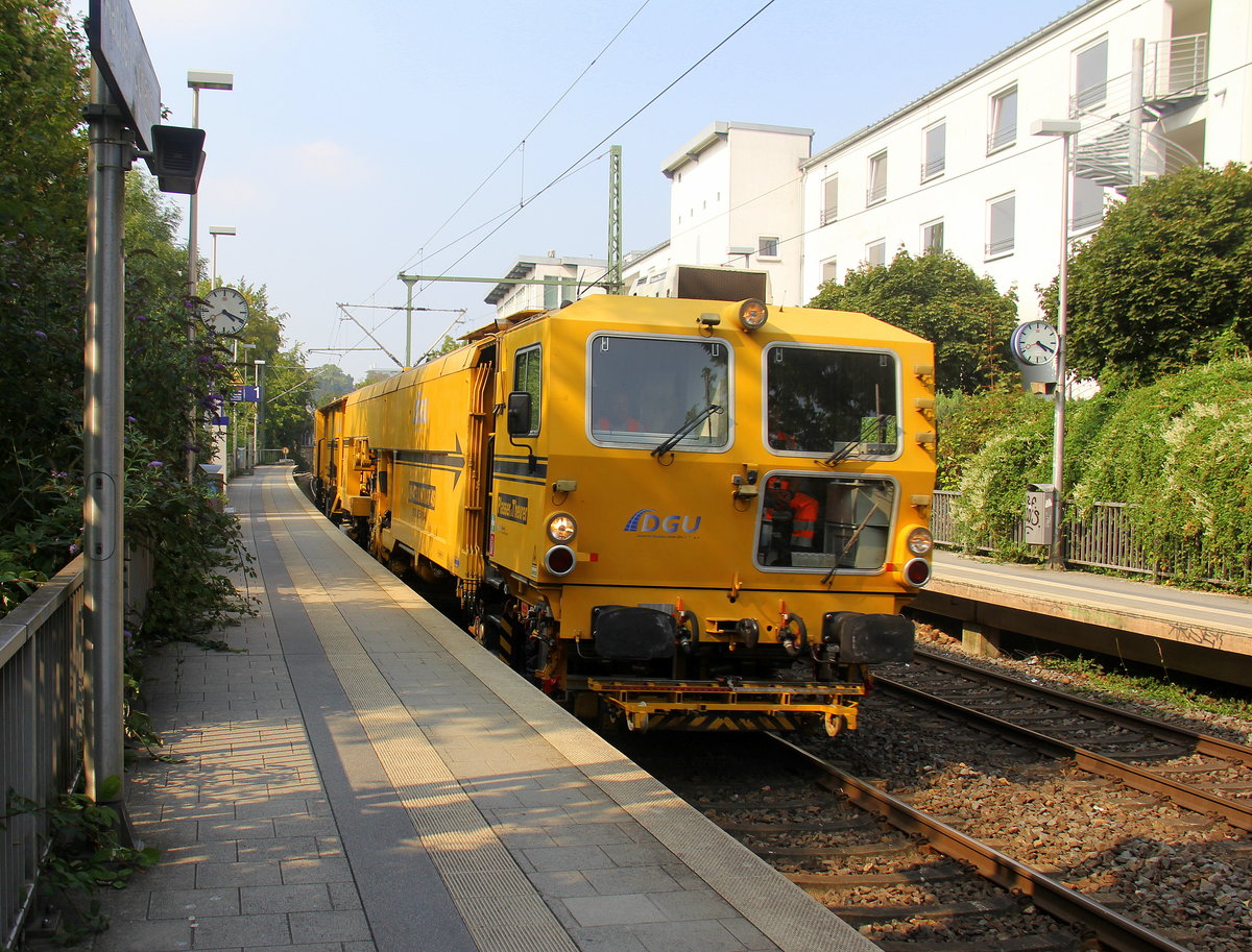 Eine Stopfmaschine von DGU kommt aus Herzogenrath nach Aachen-Hbf und kommt aus Richtung Aachen-West und fährt durch Aachen-Schanz in Richtung Aachen-Hbf.
Aufgenommen vom Bahnsteig von Aachen-Schanz. 
Bei Sommerwetter am Nachmittag vom 22.8.2018.