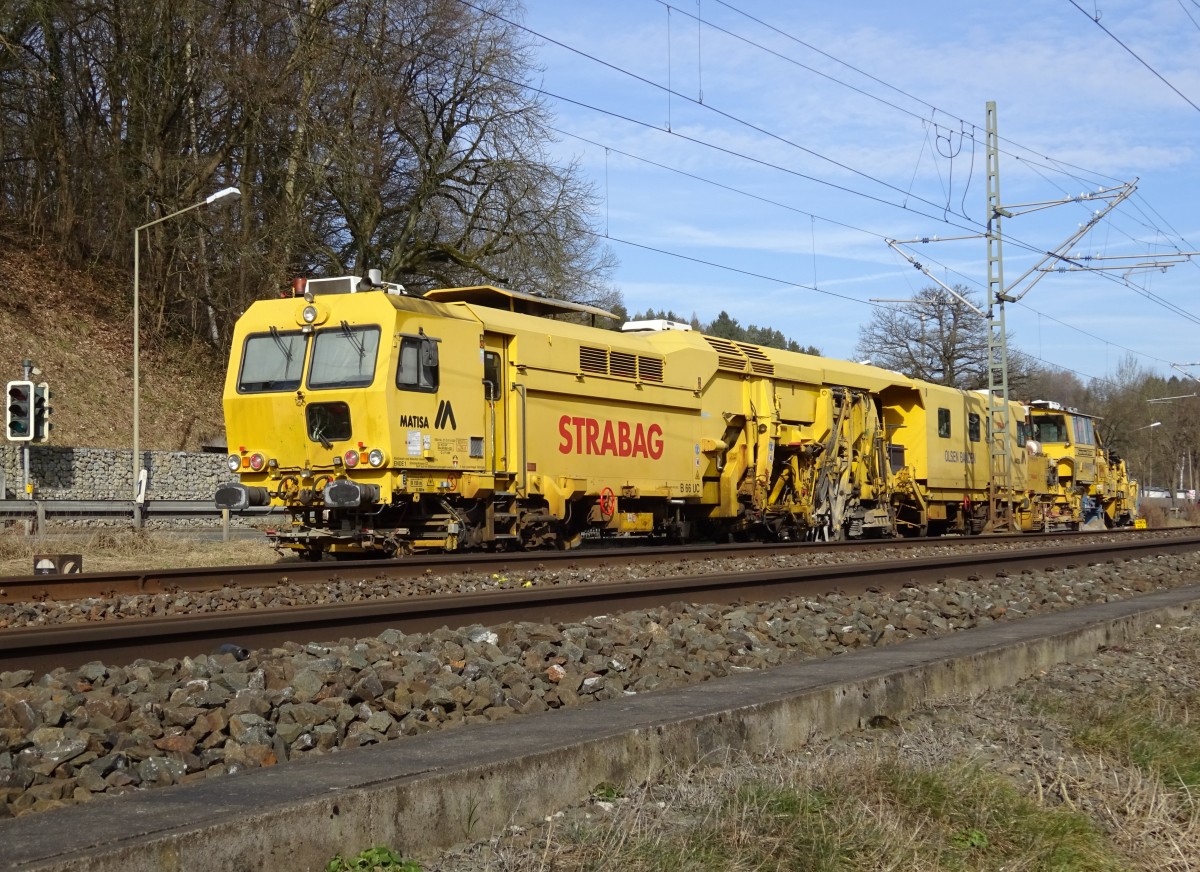 Eine Stopfmaschine von Strabag steht am 08. März 2015 im nördlichen Bahnhofsteil von Kronach abgestellt.