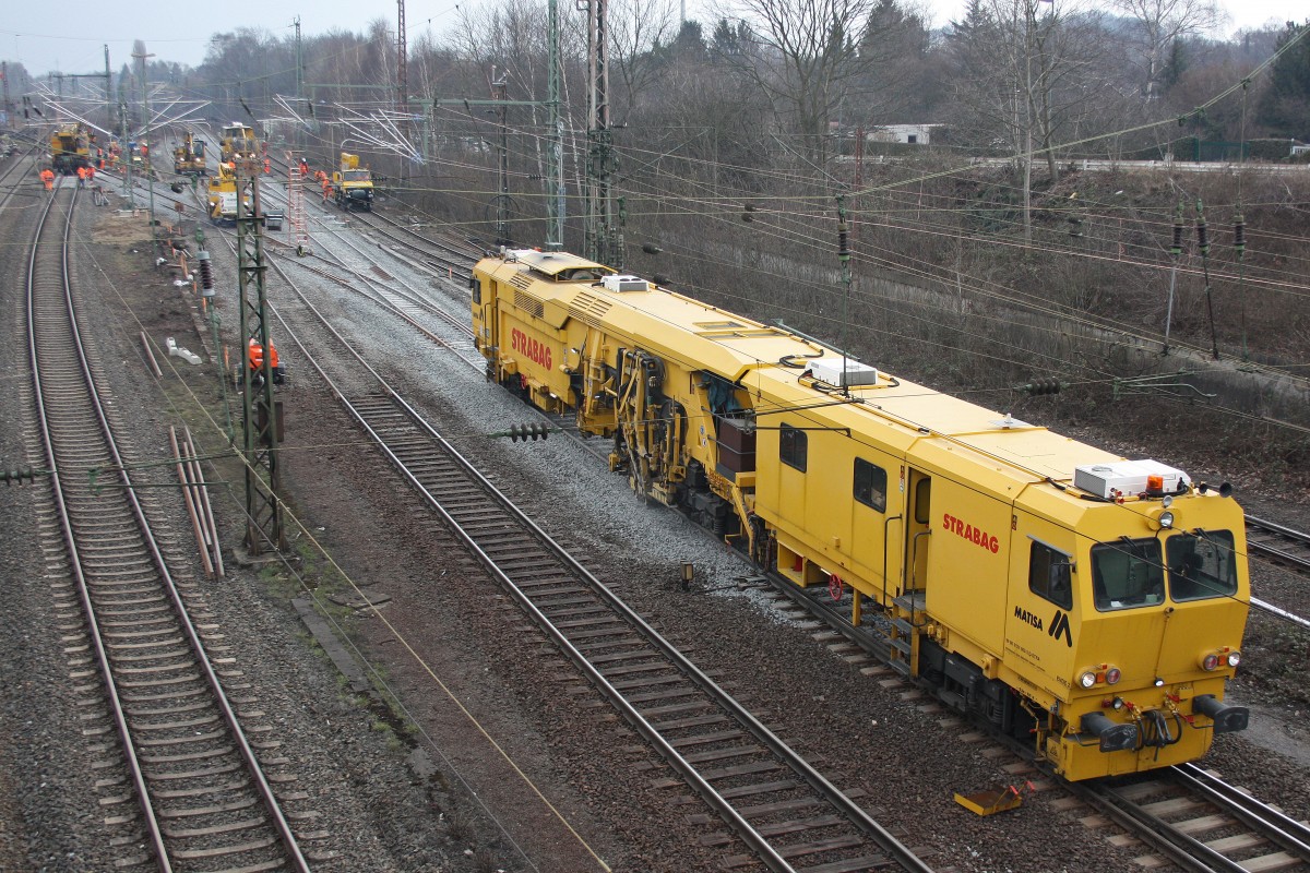 Eine Strabag Stopfmaschiene kam am 31.3.13 in D�sseldorf-Rath zum Einsatz.
