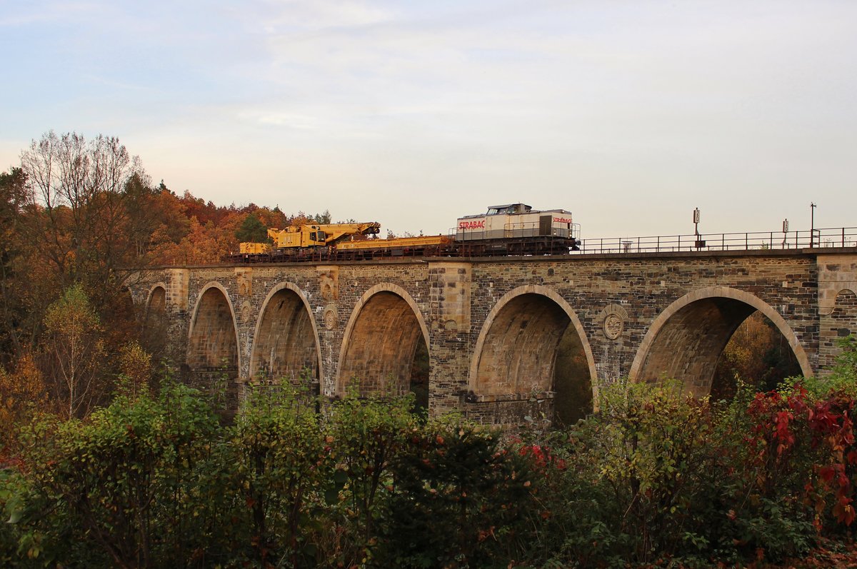 Eine STRABAG V100 mit einem Kran war am 18.10.17 in Plauen/V. auf der Syratalbrücke zu sehen.